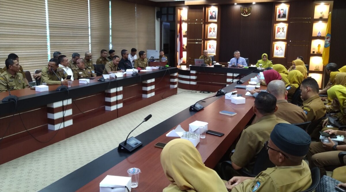 Sekda Kubu Raya, Yusran, memimpin rapat koordinasi pemantauan dan evaluasi pencegahan korupsi pada Senin, 15 Juni 2026. Foto: Syamsul Arifin/Jurnalis.co.id