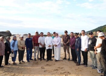 Optimalkan Potensi Wisata Perbatasan, Gubernur Norsan Tinjau Infrastruktur dan Strategi Pengembangan Pantai Temajuk