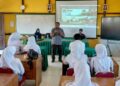 Tim CSR PT BGA menyosialisasikan program Beasiswa BPDP Sawit kepada siswa siswi
