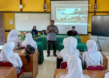 Tim CSR PT BGA menyosialisasikan program Beasiswa BPDP Sawit kepada siswa siswi