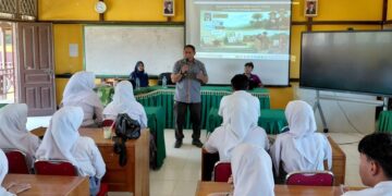 Tim CSR PT BGA menyosialisasikan program Beasiswa BPDP Sawit kepada siswa siswi