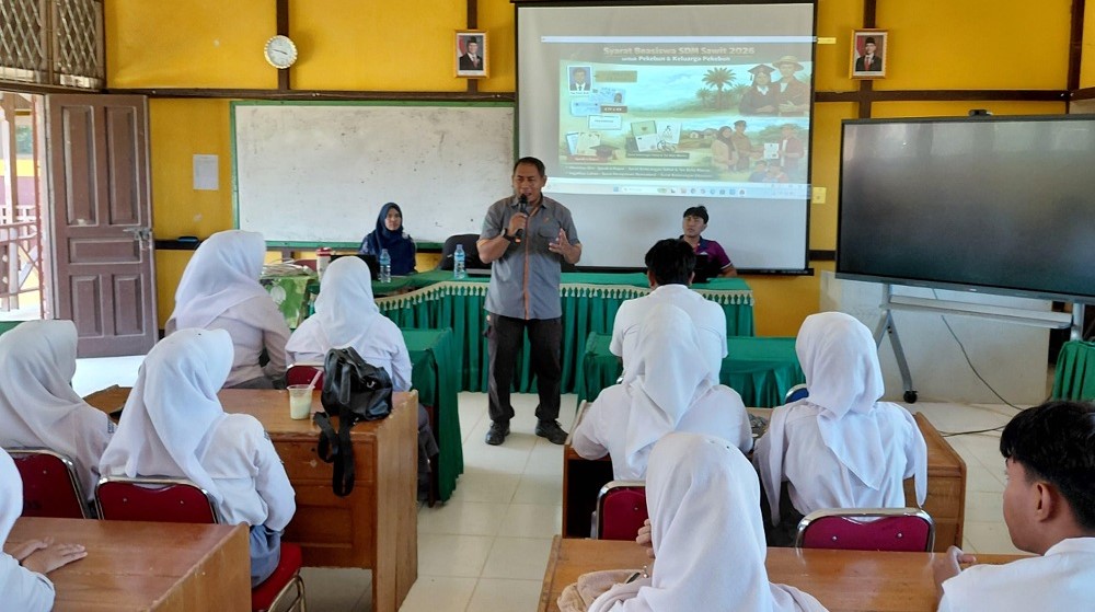 Tim CSR PT BGA menyosialisasikan program Beasiswa BPDP Sawit kepada siswa siswi