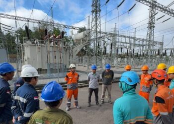 Tim pemeliharaan ULTG Sanggau bersama vendor pelaksana PT SMK melakukan briefing sebelum pelaksanaan pekerjaan penambahan kubikel 20 kV di Gardu Induk Sekadau pada 26 Mei 2026.