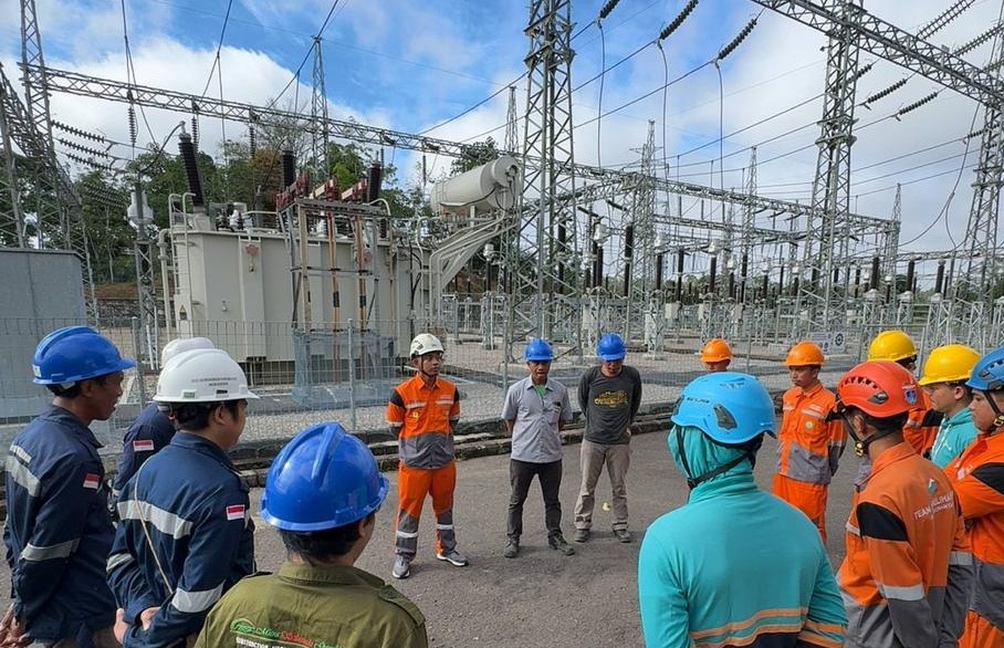 Tim pemeliharaan ULTG Sanggau bersama vendor pelaksana PT SMK melakukan briefing sebelum pelaksanaan pekerjaan penambahan kubikel 20 kV di Gardu Induk Sekadau pada 26 Mei 2026.