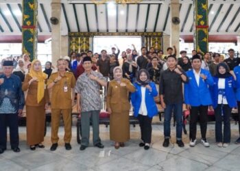 Wakil Bupat Malang, Hj Lathifah berfoto bersama Kader PMII usai kegiatan, Selasa, 2 Juni 2026. Foto: Probohati Nur Hamzah