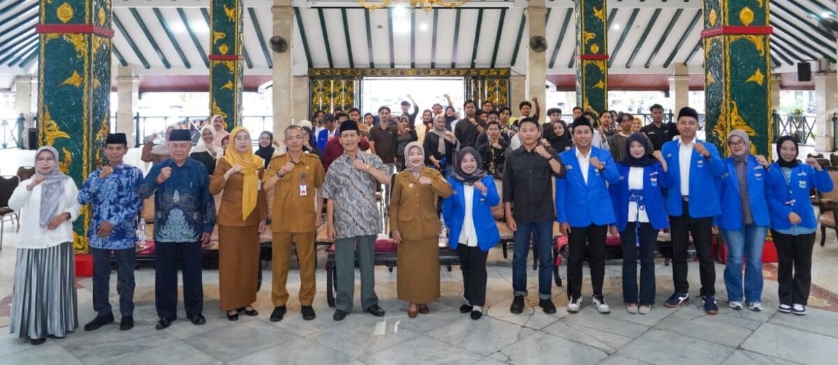Wakil Bupat Malang, Hj Lathifah berfoto bersama Kader PMII usai kegiatan, Selasa, 2 Juni 2026. Foto: Probohati Nur Hamzah