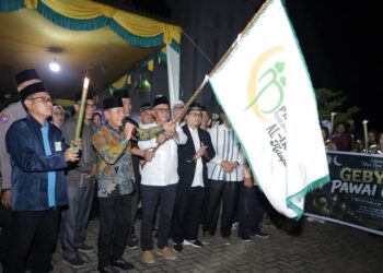 Wakil Bupati Jamhuri melepas pawai obor di Masjid Al Ikhlas Ketapang. Foto: Prokopim for Jurnalis.co.id