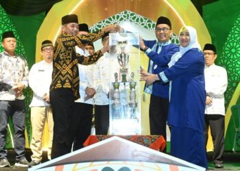 Wakil Bupati Ketapang, Jamhuri Amir menyerahkan piala Juara Umum kepada Camat Delta Pawan. Foto: Prokopim for Jurnalis.co.id