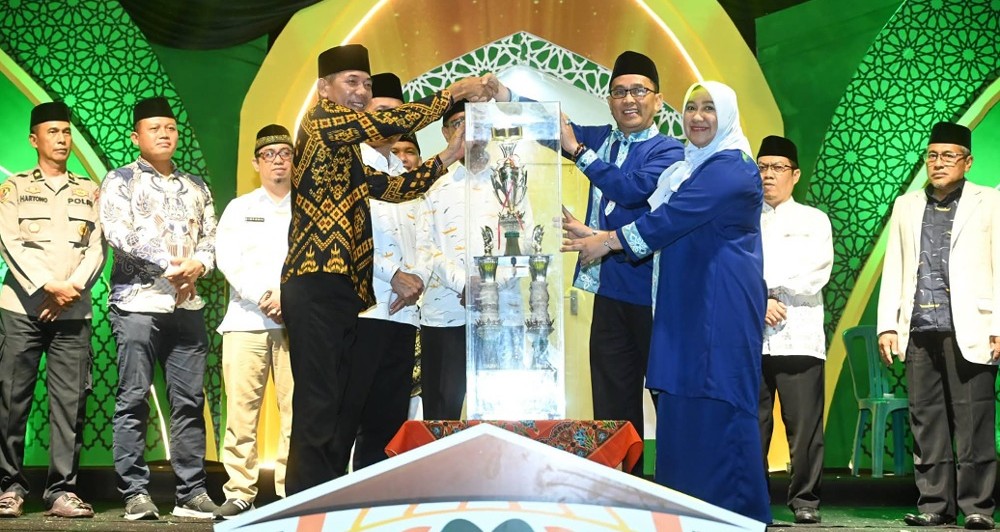 Wakil Bupati Ketapang, Jamhuri Amir menyerahkan piala Juara Umum kepada Camat Delta Pawan. Foto: Prokopim for Jurnalis.co.id