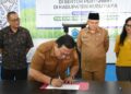 Wakil Bupati Kubu Raya, Sukiryanto, menandatangani Dklarasi Komitmen Bersama Menuju Industri Sawit Bebas Pekerja Anak, Selasa, 2 Juni 2026. Foto: Syamsul Arifin/Jurnalis.co.id