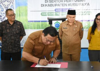 Wakil Bupati Kubu Raya, Sukiryanto, menandatangani Dklarasi Komitmen Bersama Menuju Industri Sawit Bebas Pekerja Anak, Selasa, 2 Juni 2026. Foto: Syamsul Arifin/Jurnalis.co.id