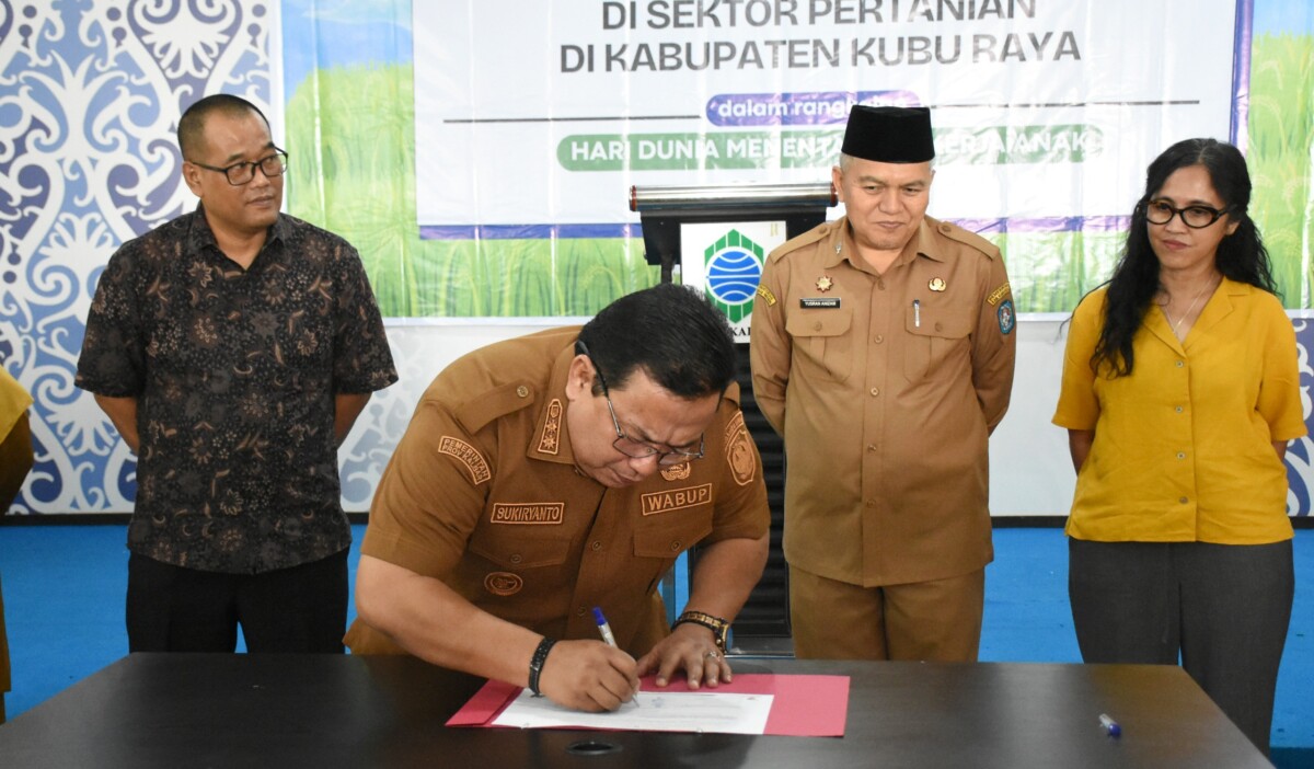 Wakil Bupati Kubu Raya, Sukiryanto, menandatangani Dklarasi Komitmen Bersama Menuju Industri Sawit Bebas Pekerja Anak, Selasa, 2 Juni 2026. Foto: Syamsul Arifin/Jurnalis.co.id