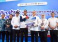 Wakil Bupati Kubu Raya, Sukiryanto, mendampingi Menko Pangan, Zulkifli Hasan menyerahkan bantuan pupuk non subsidi, Jumat, 5 Juni 2026. Foto: Syamsul Arifin/Jurnalis.co.id