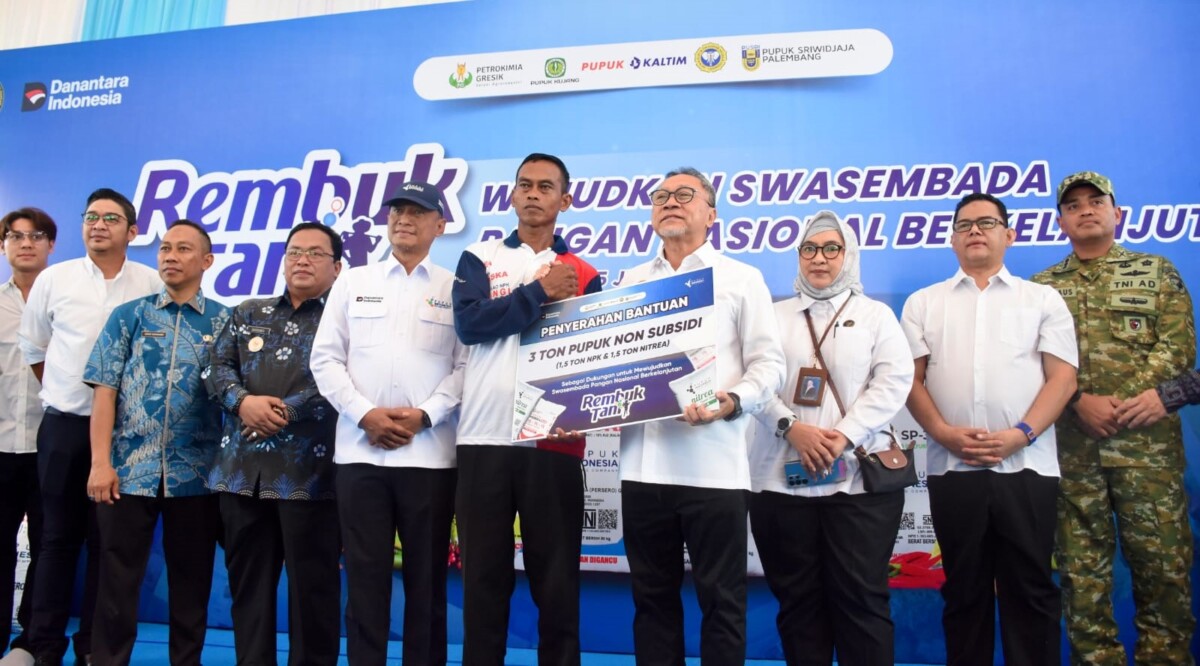 Wakil Bupati Kubu Raya, Sukiryanto, mendampingi Menko Pangan, Zulkifli Hasan menyerahkan bantuan pupuk non subsidi, Jumat, 5 Juni 2026. Foto: Syamsul Arifin/Jurnalis.co.id