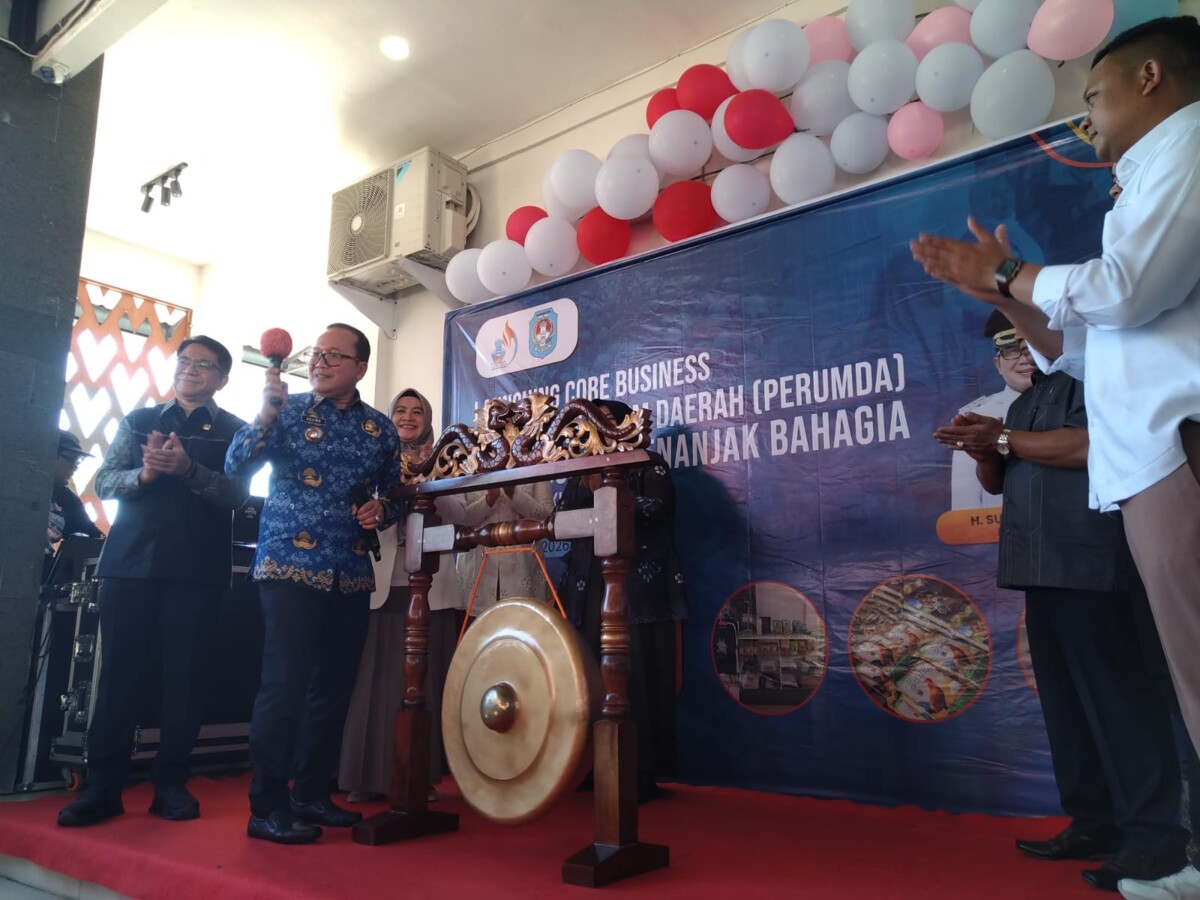 Sujiwo saat meluncurkan bisnis inti Perumda Aneka Usaha sekaligus meresmikan kantor Perumda di Kompleks Perkantoran Kabupaten Kubu Raya, Jalan Adi Sucipto, Sungai Raya, Rabu (17/6/2026).
