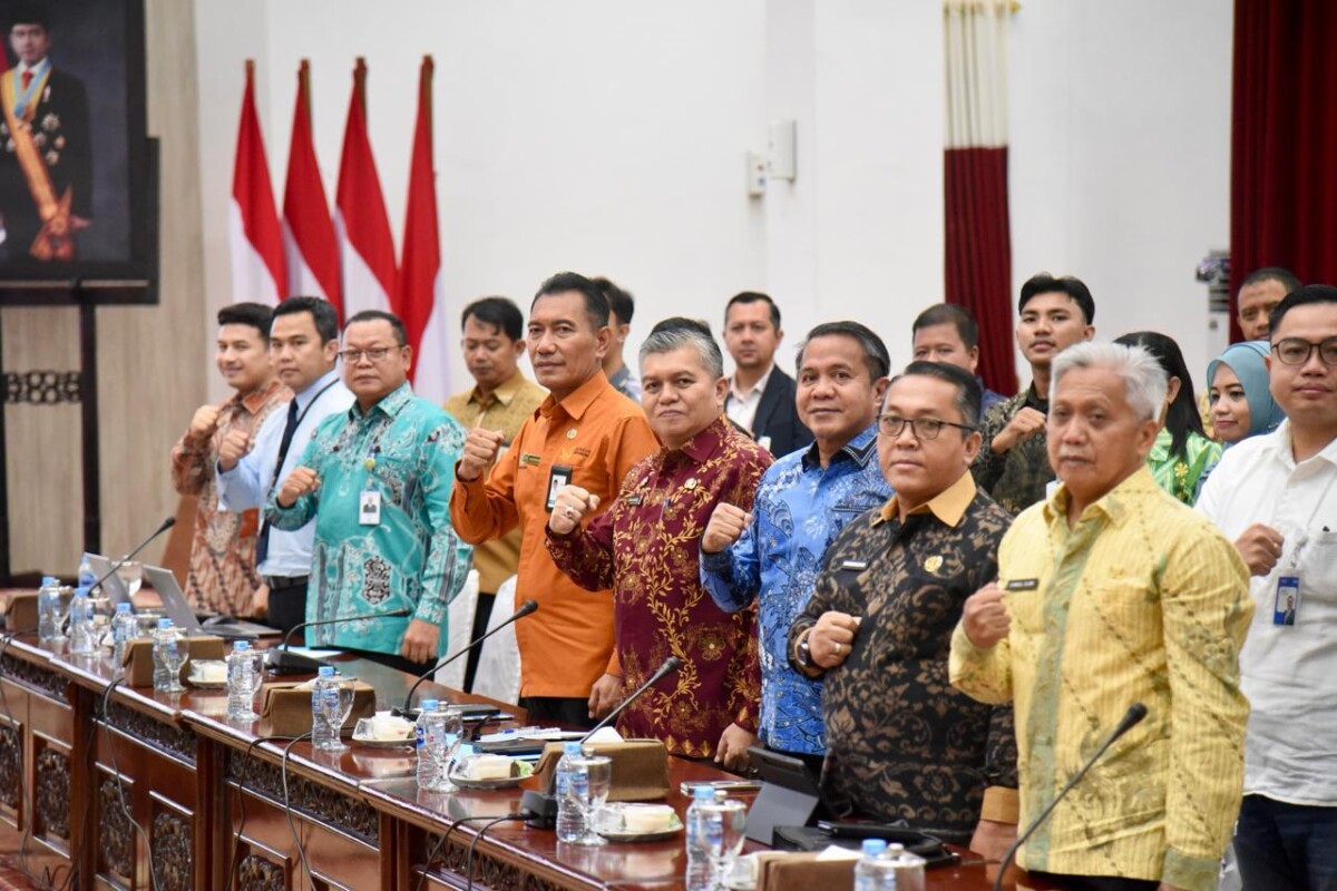 Yusran Anizam saat menghadiri Rapat Pleno TPAKD se-Kalimantan Barat Tahun 2026 di Balai Petitih Kantor Gubernur Kalimantan Barat, Kamis (18/6/2026).