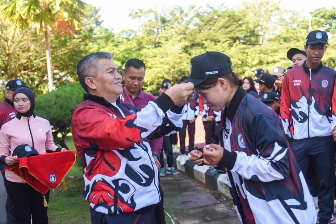 Sekda Kabupaten Kubu Raya Yusran Anizam melepas kontingen Kubu Raya yang akan berlaga pada Popda Provinsi Kalimantan Barat di Kota Pontianak, Jumat (19/6/2026).