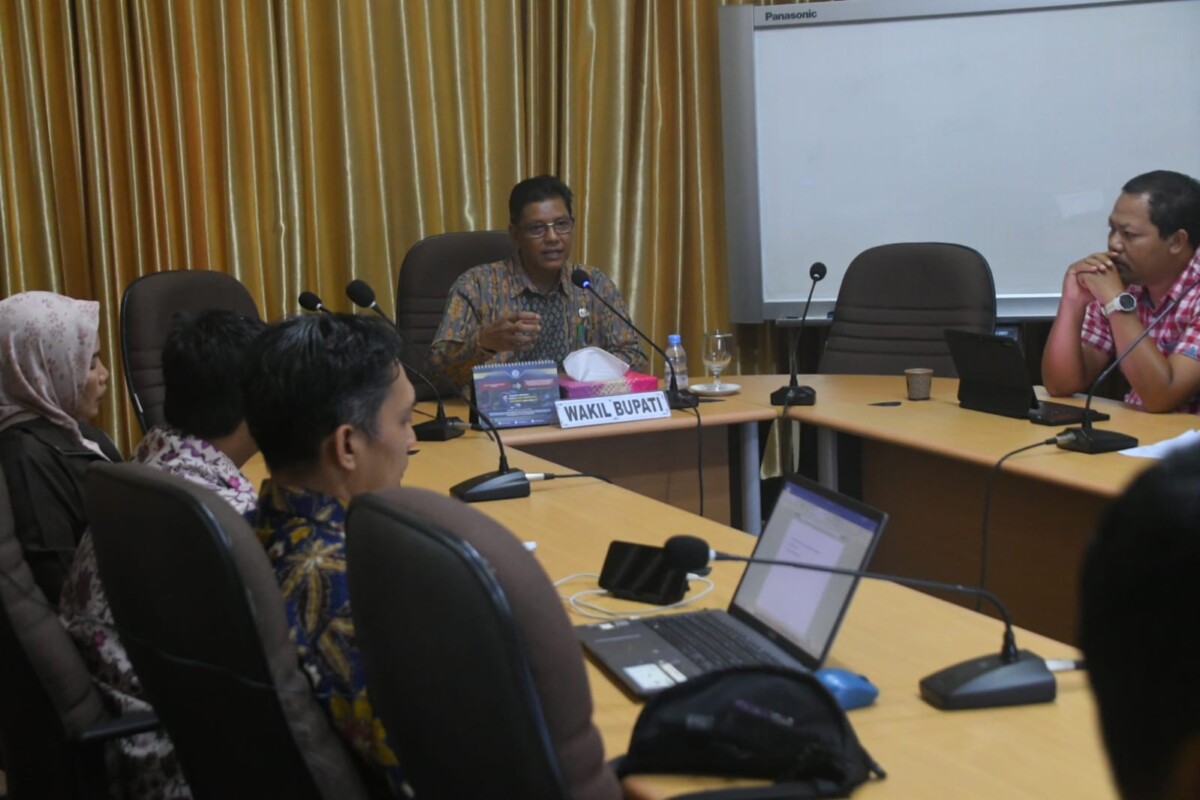 Wabup Kayong Utara Amru, saat memimpin rapat, Sukadana, Jumat (19/6/2026).