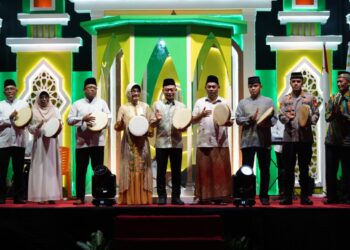 Penabuhan rebana serentak sebagai simbolis dimulainya gelaran MTQ ke-34 Tingkat Kota Pontianak.