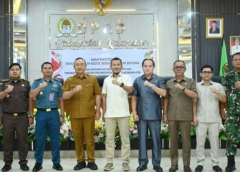 Bupati Ketapang Alexander Wilyo dalam rapat paripurna DPRD Ketapang, Senin (8/6/2026).