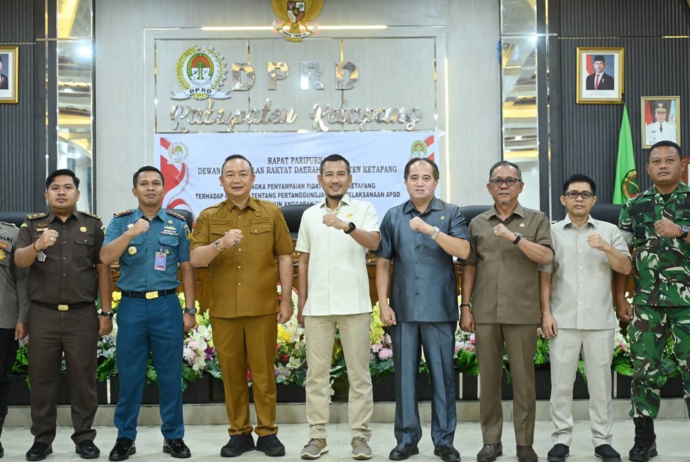 Bupati Ketapang Alexander Wilyo dalam rapat paripurna DPRD Ketapang, Senin (8/6/2026).