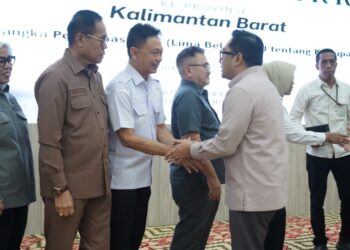 Ketua Komisi II DPR RI Rifqinizamy Karyasuda saling berjabat tangan dengan Wali Kota Pontianak Edi Rusdi Kamtono saat kunjungan kerja di Balai Petitih Kantor Gubernur Kalbar.