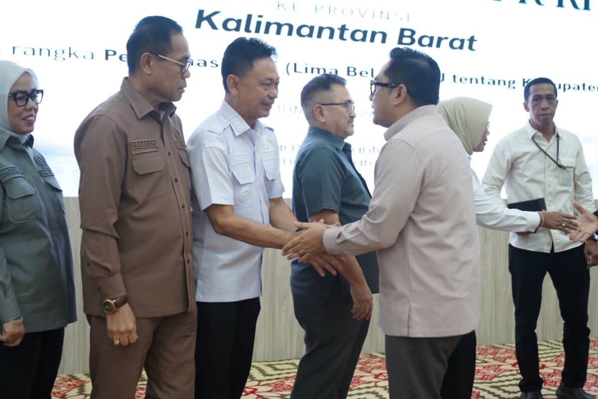 Ketua Komisi II DPR RI Rifqinizamy Karyasuda saling berjabat tangan dengan Wali Kota Pontianak Edi Rusdi Kamtono saat kunjungan kerja di Balai Petitih Kantor Gubernur Kalbar.