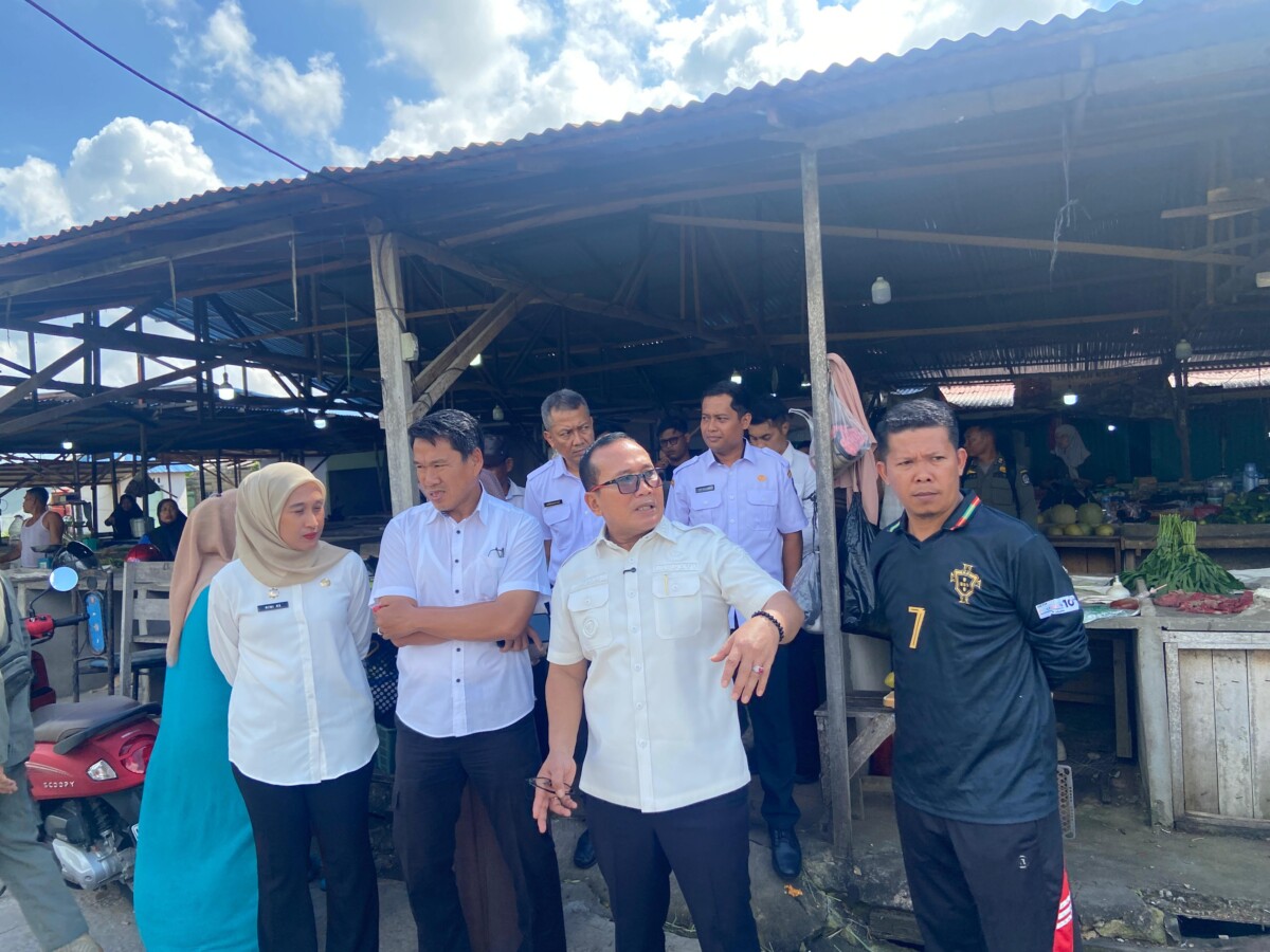Bupati Kubu Raya Sujiwo meninjau Pasar Bahagia di Desa Kuala Dua, Kecamatan Sungai Raya, Rabu (24/6/2026)