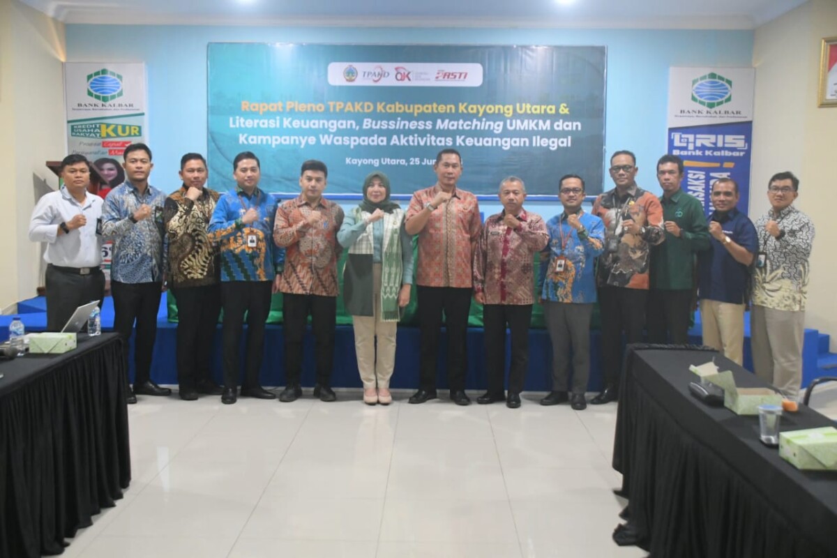 Sekretaris Daerah Kabupaten Kayong Utara, Erwin Sudrajat, saat menghadiri Rapat Pleno TPAKD Kabupaten Kayong Utara Tahun 2026 di Aula Bank Kalbar Cabang Sukadana, Kamis (25/6/2026).