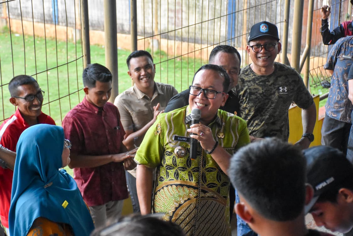 Bupati Kubu Raya Sujiwo menyerahkan bonus kepada kontingen Pekan Olahraga Pelajar Daerah (Popda) tingkat Provinsi Kalimantan Barat di Lapangan PSP Pontianak, Kamis (25/6/2026). 