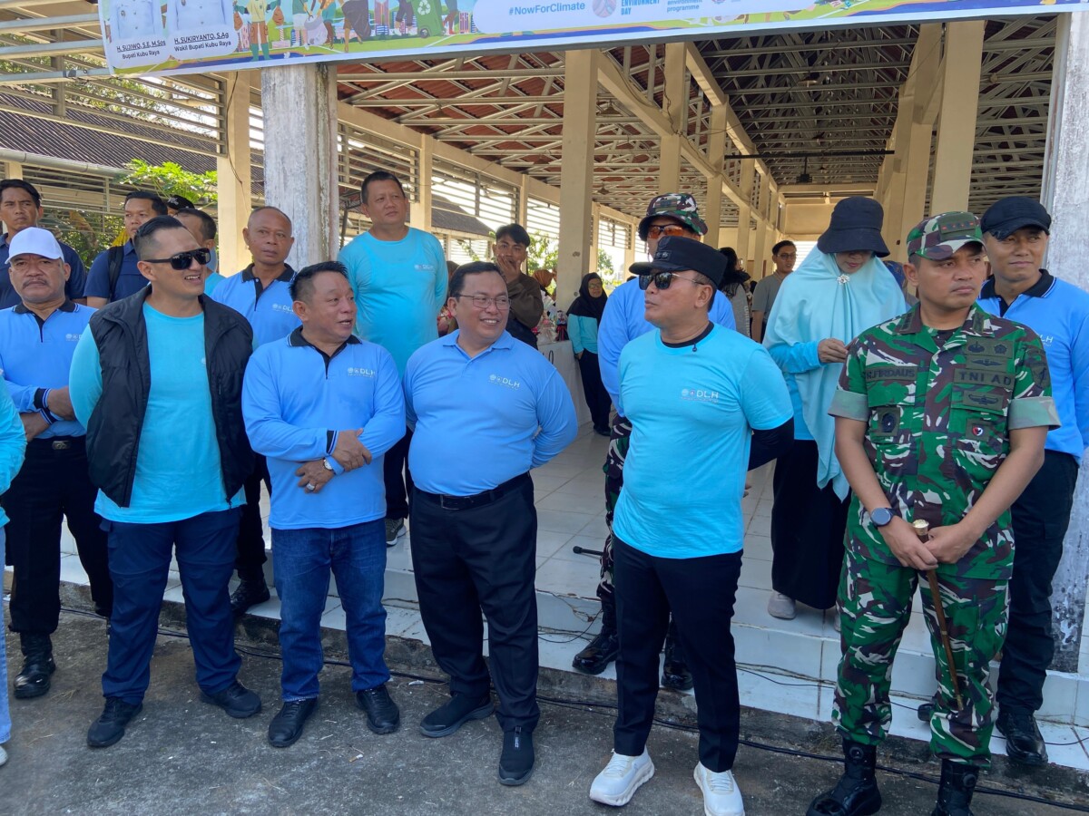 Sujiwo bersama Forkopimda dan instansi vertikal yang dirangkai aksi bersih-bersih di TPS3R Menanjak, Pasar Sejati, Jalan Parit Haji Muksin II, Sungai Raya, Kamis (25/6/2026), dalam rangka memperingati Hari Lingkungan Hidup Sedunia.