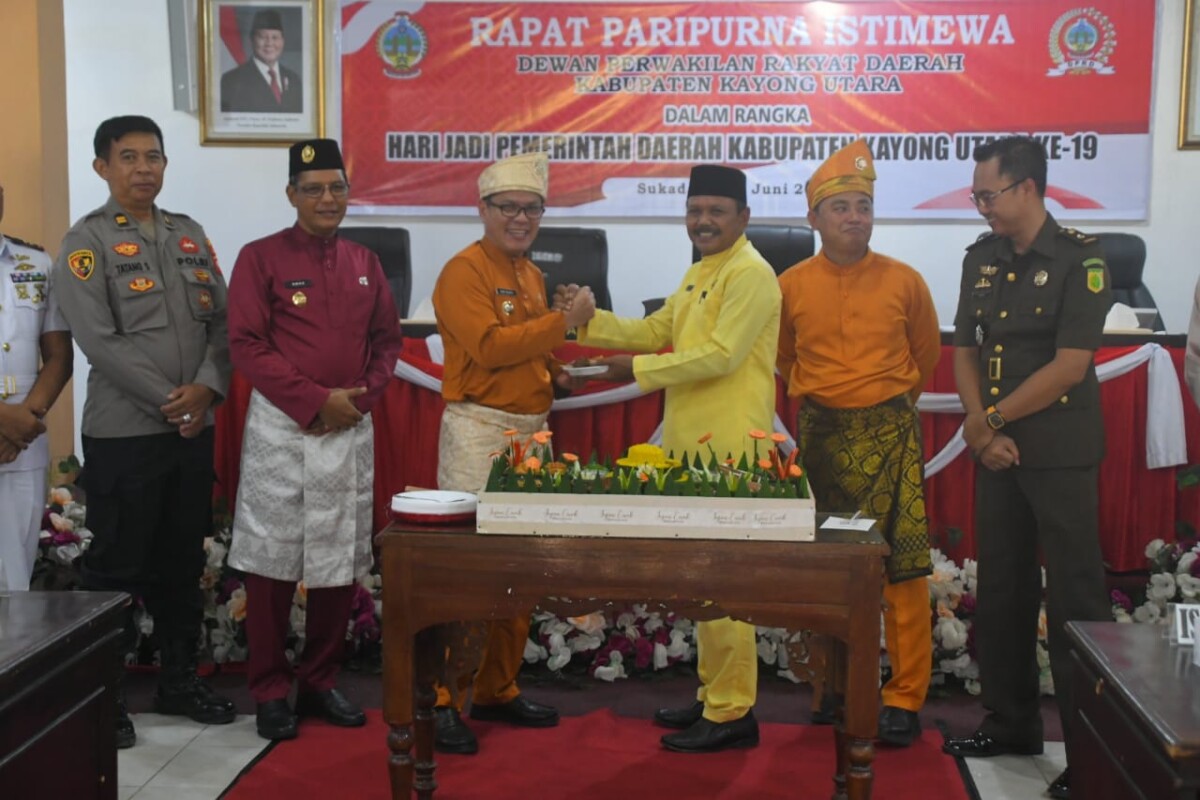 Wakil ketua DPRD Kayong Utara Abdul Samad saat memberikan potongan kue kepada bupati Kayong Utara Romi Wijaya pertanda selesainya sidang paripurna istimewa yang dihadiri oleh pokomda.