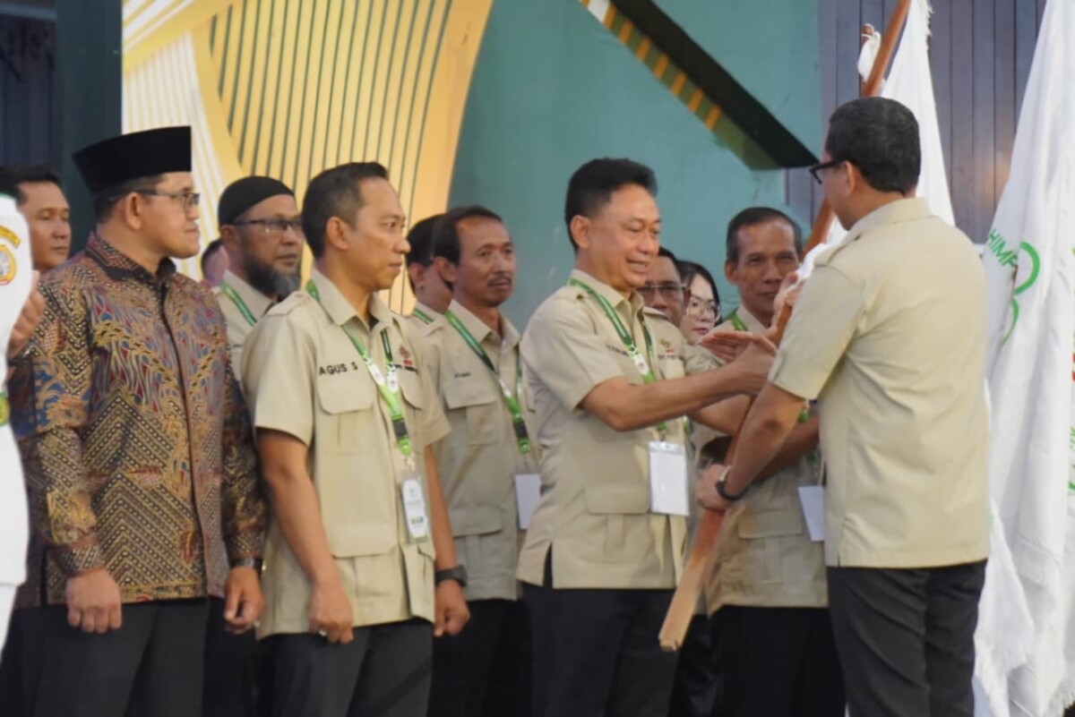 Edi Rusdi Kamtono menerima bendera pataka saat dinobatkan sebagai Ketua HKTI Kota Pontianak.