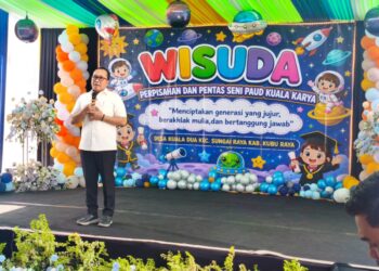 Sujiwo saat menghadiri wisuda peserta didik PAUD Kuala Karya di Desa Kuala Dua, Kecamatan Sungai Raya, Rabu (24/6/2026).