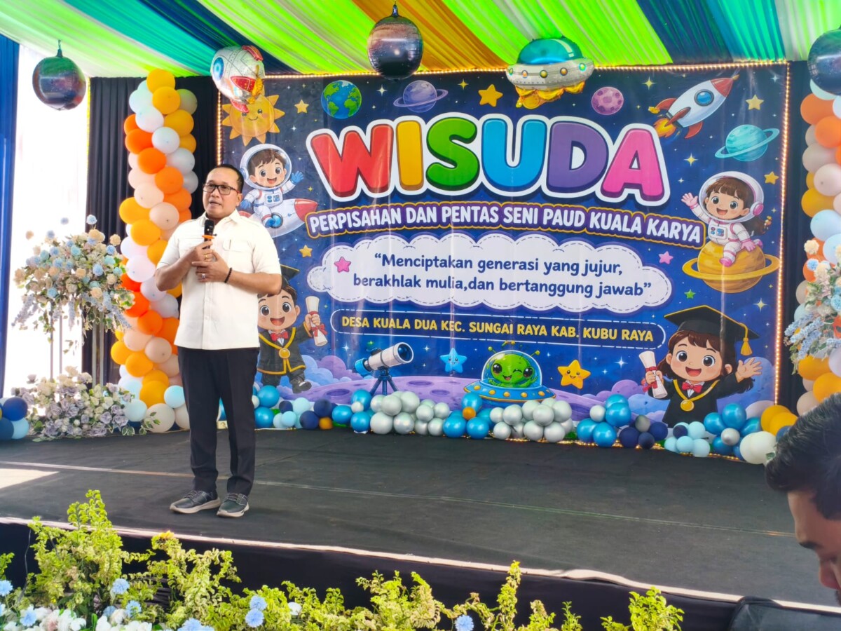 Sujiwo saat menghadiri wisuda peserta didik PAUD Kuala Karya di Desa Kuala Dua, Kecamatan Sungai Raya, Rabu (24/6/2026).