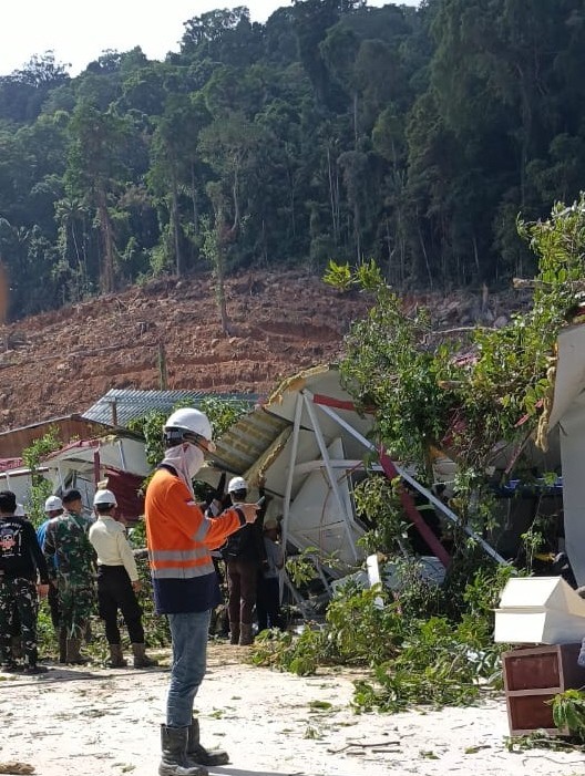 11 pekerja di Kawasan Industri Pulau Penebang menderita luka-luka setelah tertimpa reruntuhan bangunan mess pada Rabu, 1 Juli 2026. Foto: Dokumentasi Pekerja KIPP