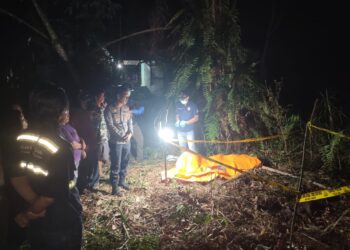 Polisi dan Warga Saat berada di TKP penemuan Mayat di Toho.