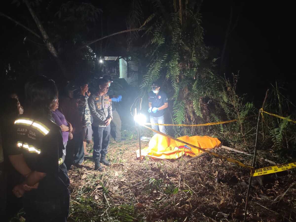 Polisi dan Warga Saat berada di TKP penemuan Mayat di Toho.