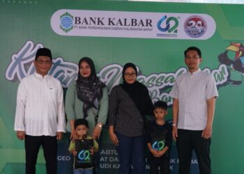 Direktur Pemasaran Bank Kalbar, Yuse Chaidi Amzar (peci hitam) bersama peserta khitanan.