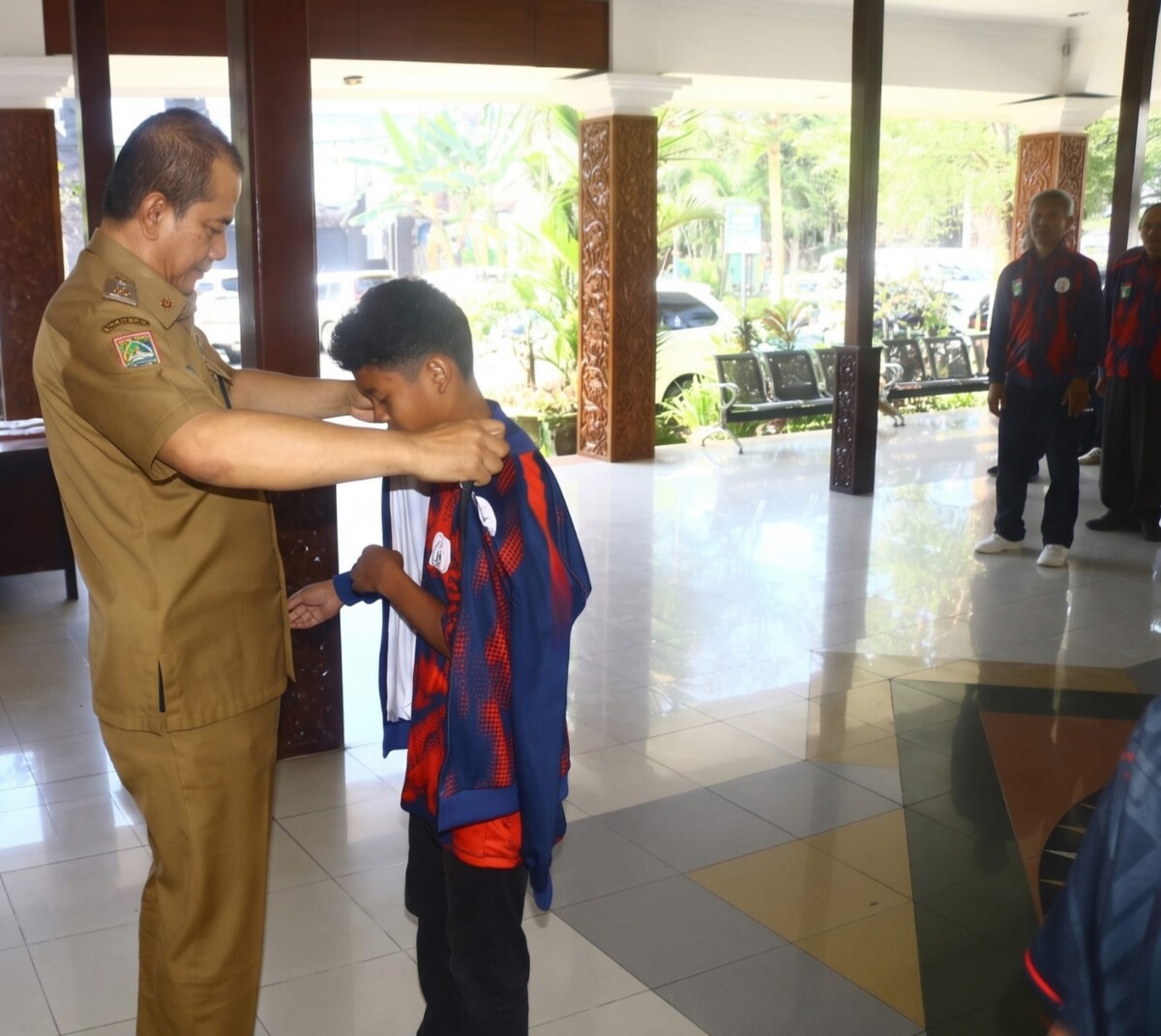 Kadisdik Kabupaten Malang, Bagus Sulistyawan lepas kontingen pelajar yang mewakili daerah pada Olimpiade Olahraga Siswa Nasional (O2SN) 2026, Senin (29/6/2026). 