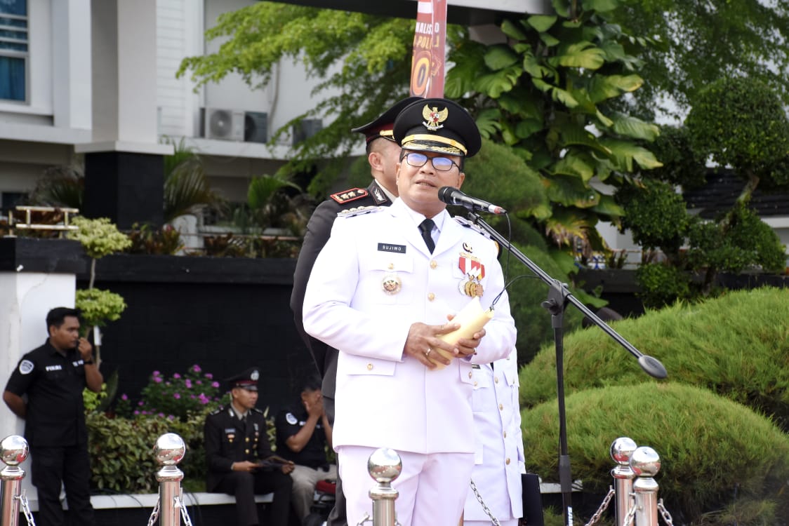 Sujiwo saat Upacara Peringatan Hari Bhayangkara ke-80 di halaman Kantor Bupati Kubu Raya, Rabu (1/7/2026).