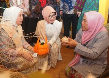 Ketua Dekranasda Kota Pontianak Yanieta Arbiastutie memperlihatkan hasil kerajinan para pengrajin Kota Pontianak di ajang Indonesia City Expo 2026 di Medan.