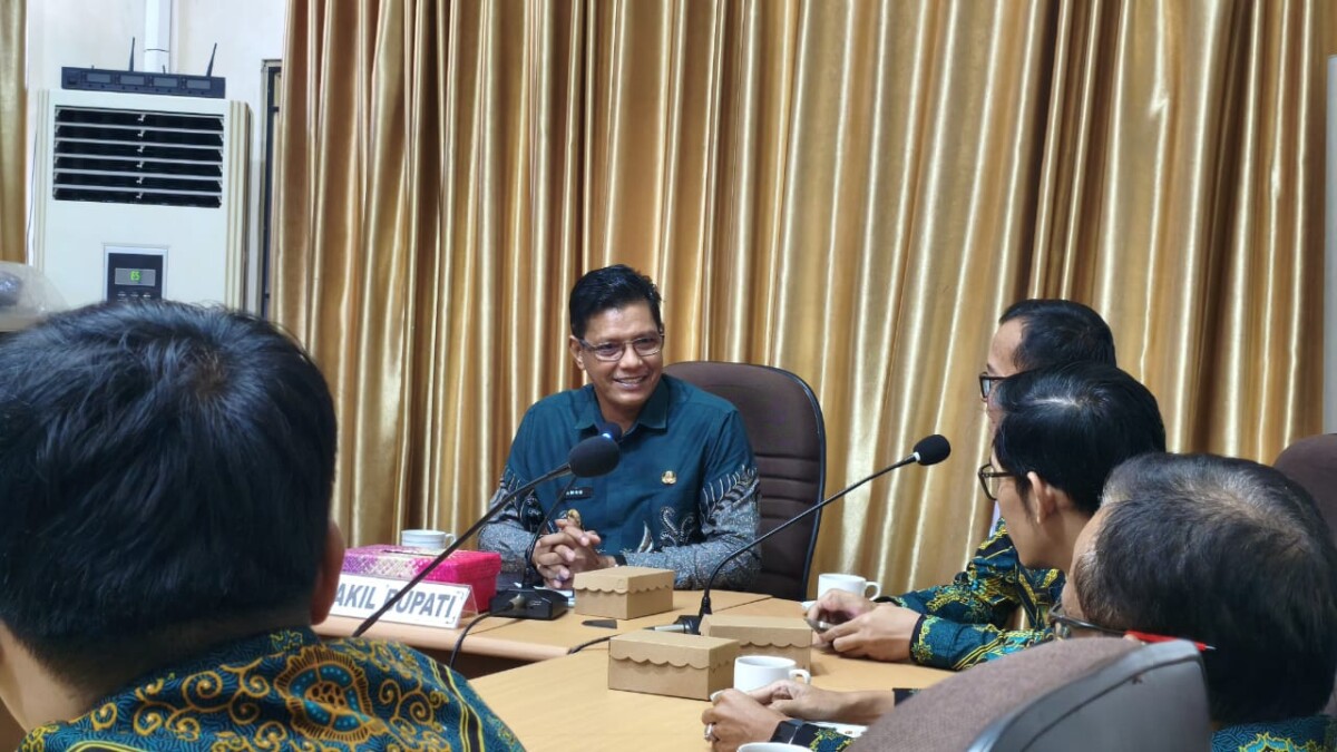 Wakil Bupati Kayong Utara Amru Chanwari saat menerima kunjungan kerja Ketua Pengadilan Agama Ketapang Warhan Latief beserta jajaran di Ruang Rapat Bupati Kayong Utara, Kamis (2/7/2026).