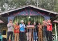 Bupati Ketapang bersama Manager PLN UP3 ketika meresmikan program Listrik Desa di Desa Pangkalan Batu. Foto: Ist.