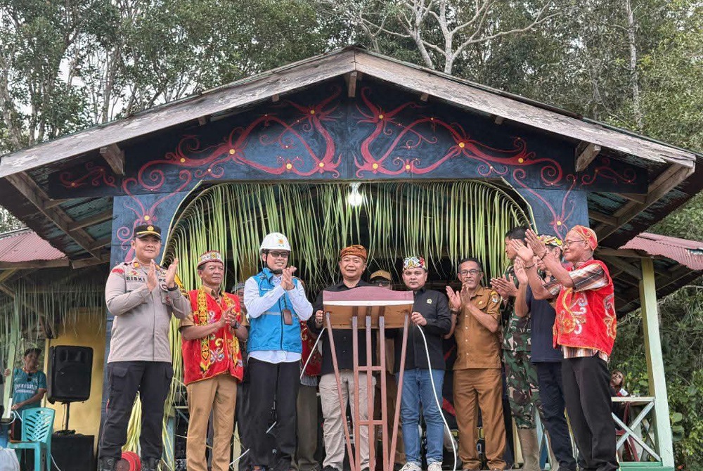 Bupati Ketapang bersama Manager PLN UP3 ketika meresmikan program Listrik Desa di Desa Pangkalan Batu. Foto: Ist.