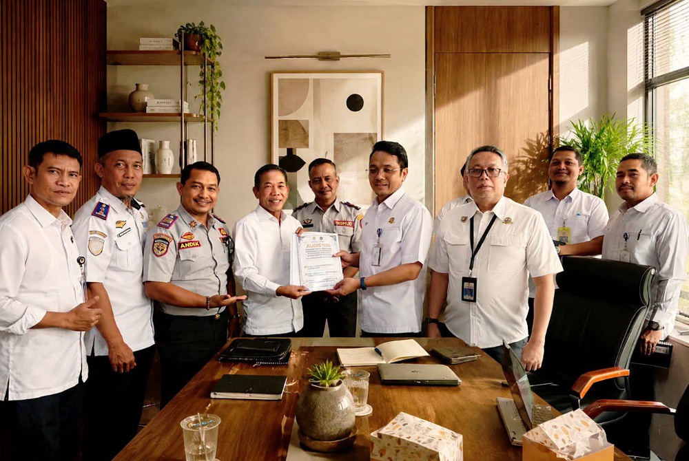 Wakil Bupati Ketapang, Jamhuri Amir beserta jajaran saat melakukan kunjungan ke Kemenhub RI. Foto: Istimewa.