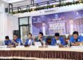 Ketua DPD PAN Kabupaten Kayong Utara Alias Syahroni didampingi Sekretaris Rendi Septian Nor dan jajaran pengurus saat Musyawarah Cabang (Muscab) Ke-6 di Cafe Biva, Sukadana, Sabtu (4/7/2026).