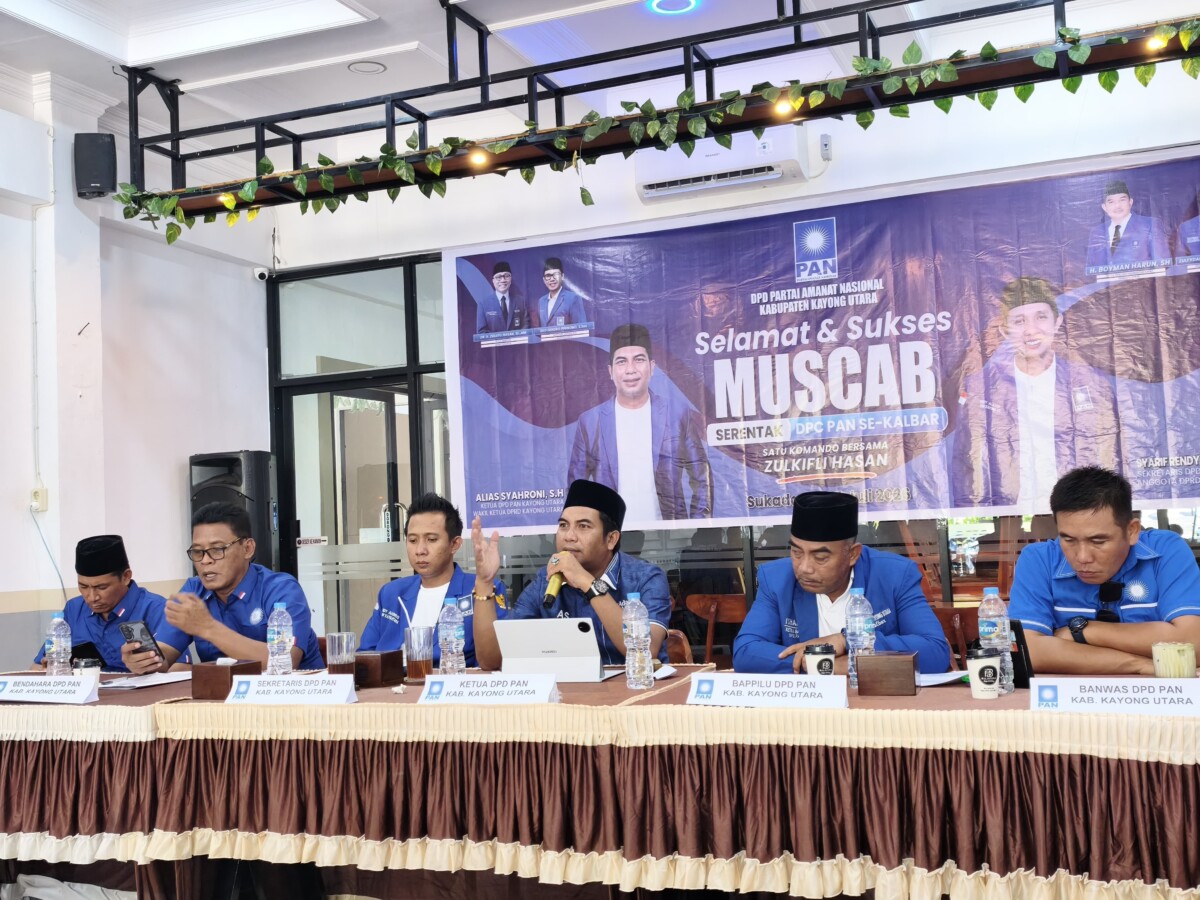 Ketua DPD PAN Kabupaten Kayong Utara Alias Syahroni didampingi Sekretaris Rendi Septian Nor dan jajaran pengurus saat Musyawarah Cabang (Muscab) Ke-6 di Cafe Biva, Sukadana, Sabtu (4/7/2026).