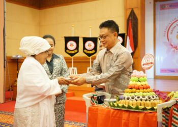 Penyerahan cenderamata kepada Wali Kota Pontianak Edi Rusdi Kamtono pada HUT ke-75 Ikatan Bidan Indonesia