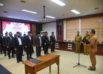 Bupati Kubu Raya Sujiwo mengukuhkan Pengurus Forum Kerukunan Umat Beragama (FKUB) Kabupaten Kubu Raya periode 2026–2031 di Ruang Rapat Praja I Kantor Bupati Kubu Raya, Selasa (7/7/2026).